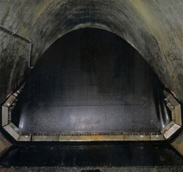 Compuerta inflable para desagües en estado desinflado en condiciones secas